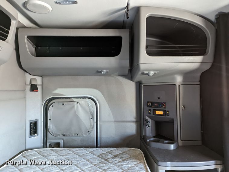 image for item LP9152 2016 Peterbilt 579 semi truck