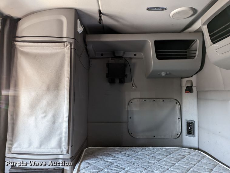 image for item LP9152 2016 Peterbilt 579 semi truck