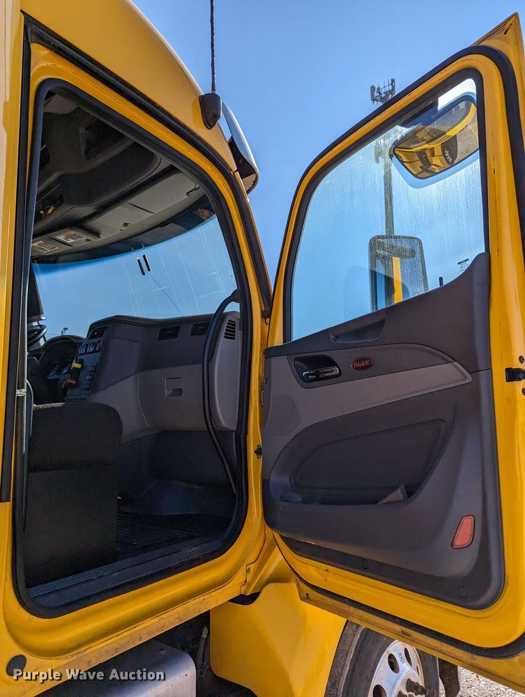 image for item LP9152 2016 Peterbilt 579 semi truck