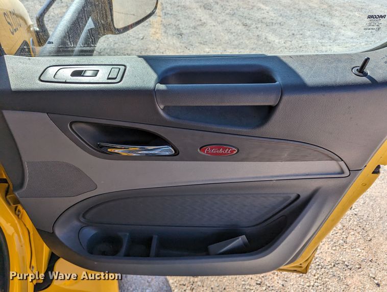 image for item LP9152 2016 Peterbilt 579 semi truck