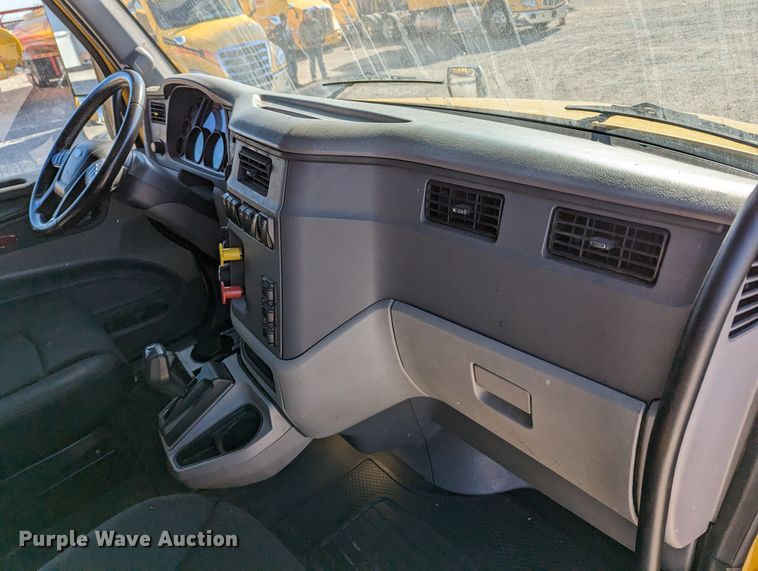 image for item LP9152 2016 Peterbilt 579 semi truck