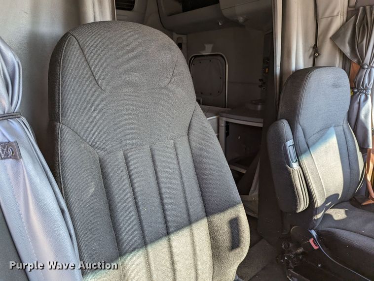 image for item LP9152 2016 Peterbilt 579 semi truck