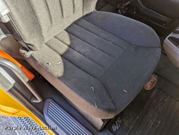 image for item LP9152 2016 Peterbilt 579 semi truck