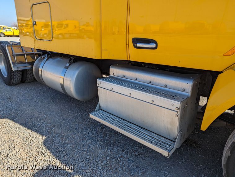 image for item LP9152 2016 Peterbilt 579 semi truck
