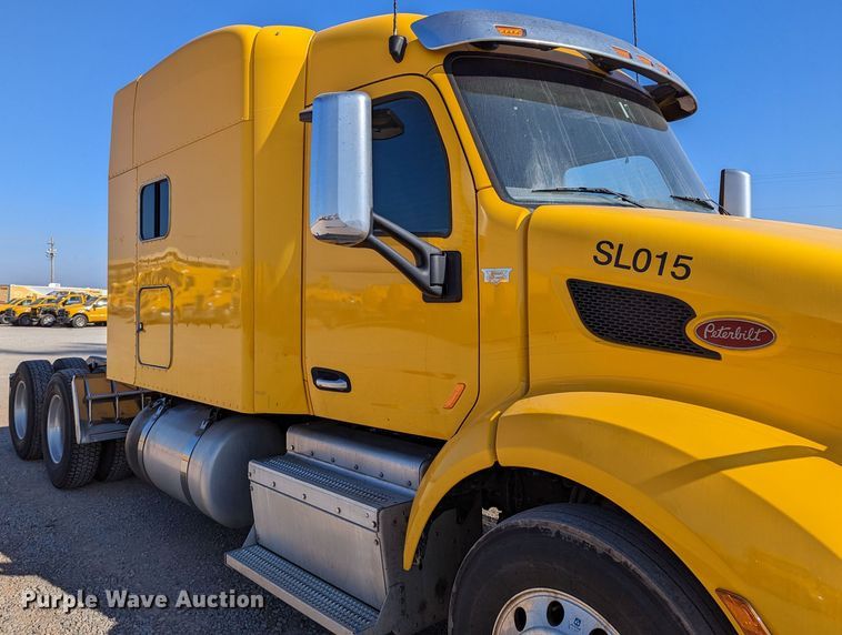 image for item LP9152 2016 Peterbilt 579 semi truck