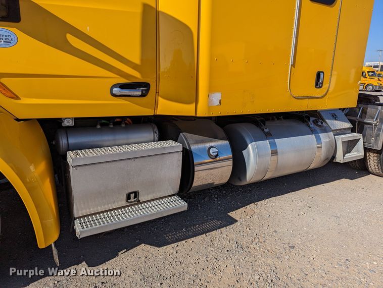 image for item LP9152 2016 Peterbilt 579 semi truck