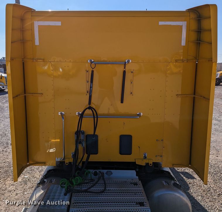 image for item LP9152 2016 Peterbilt 579 semi truck