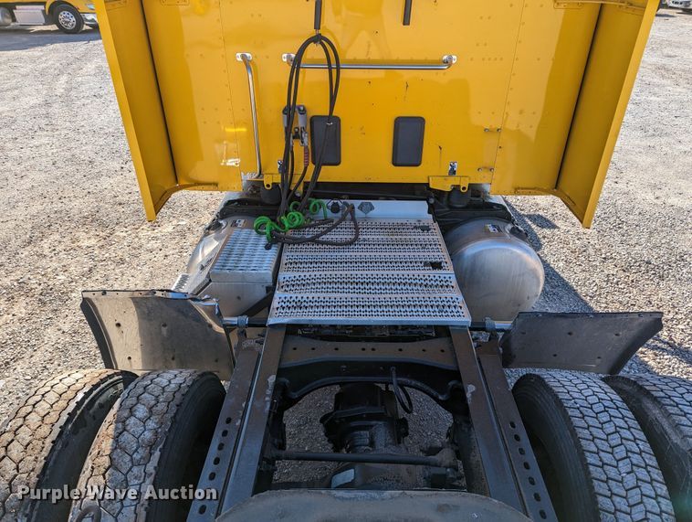 image for item LP9152 2016 Peterbilt 579 semi truck