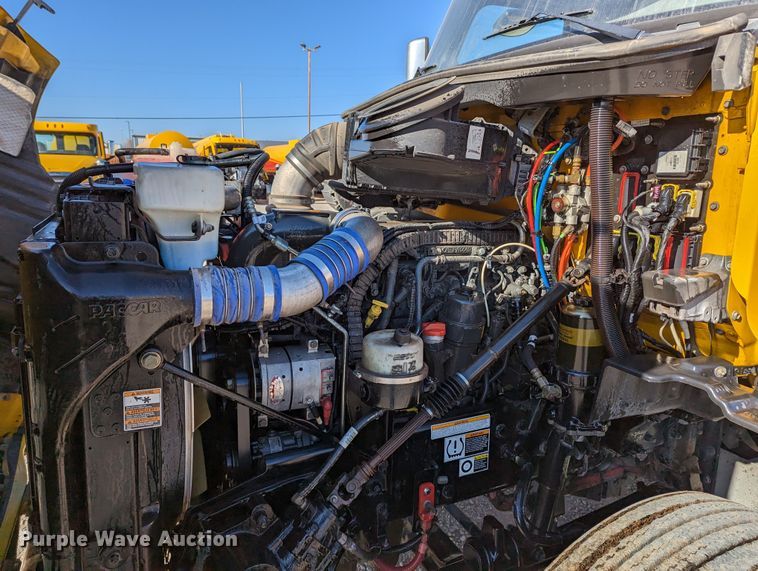 image for item LP9152 2016 Peterbilt 579 semi truck