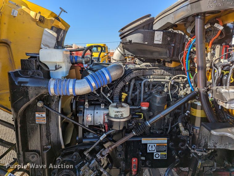 image for item LP9152 2016 Peterbilt 579 semi truck