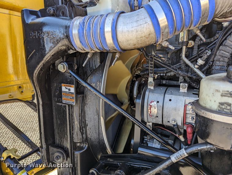 image for item LP9152 2016 Peterbilt 579 semi truck