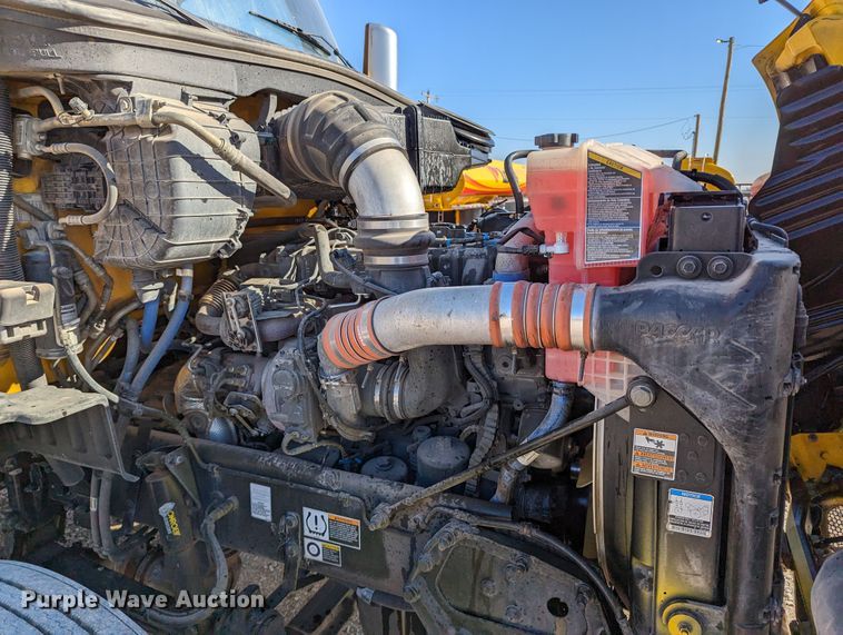 image for item LP9152 2016 Peterbilt 579 semi truck