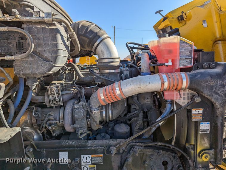 image for item LP9152 2016 Peterbilt 579 semi truck