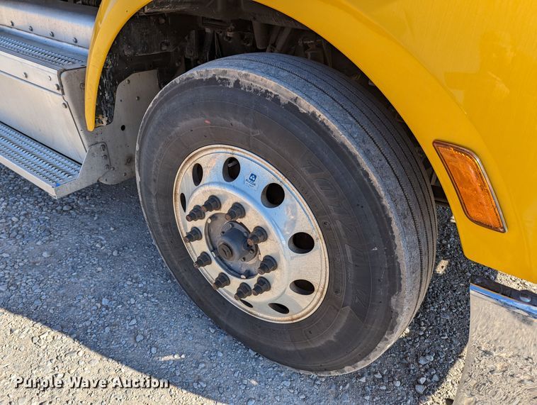 image for item LP9152 2016 Peterbilt 579 semi truck