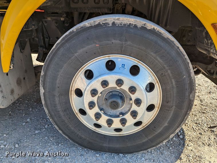 image for item LP9152 2016 Peterbilt 579 semi truck