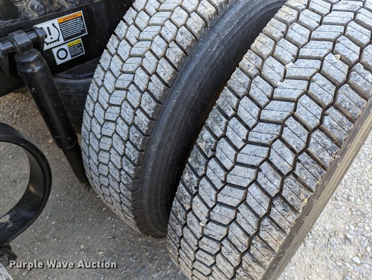 image for item LP9152 2016 Peterbilt 579 semi truck