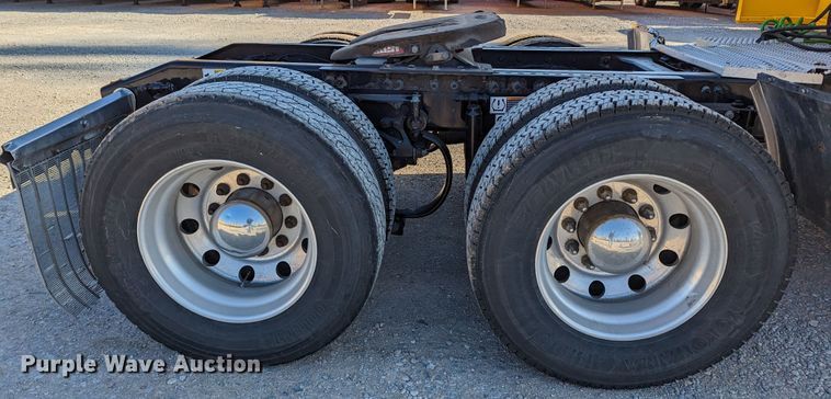 image for item LP9152 2016 Peterbilt 579 semi truck