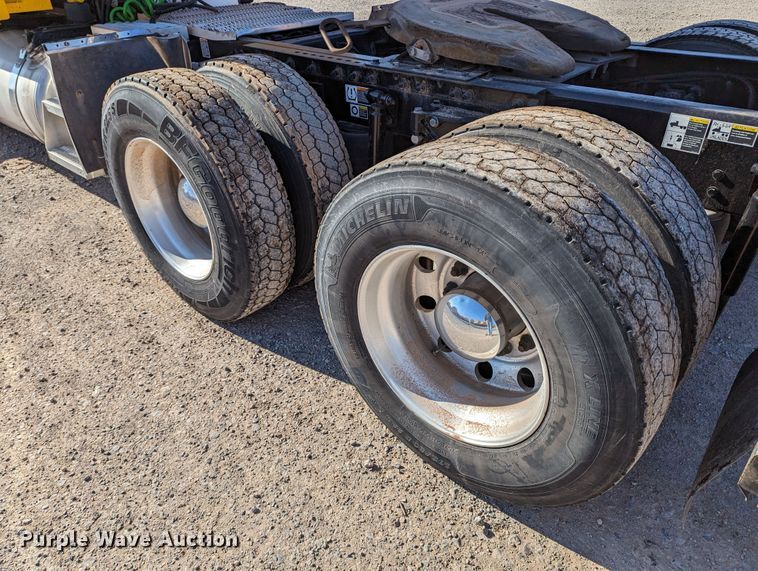 image for item LP9152 2016 Peterbilt 579 semi truck