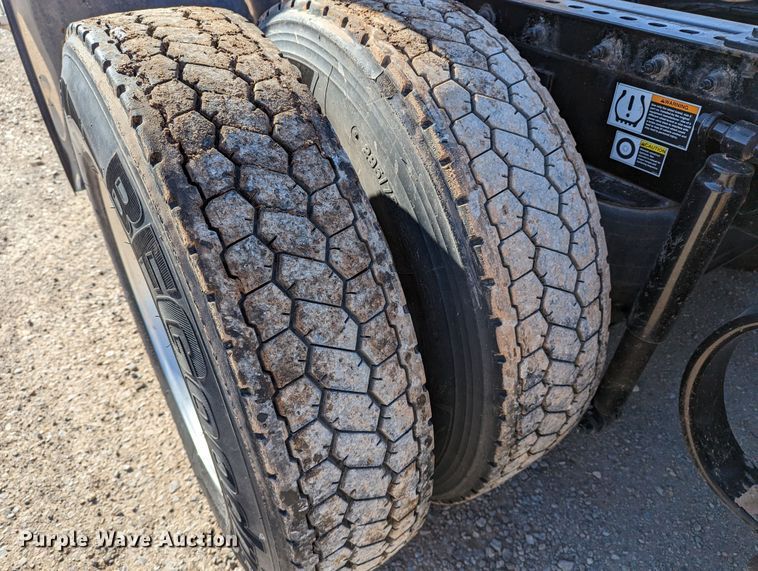 image for item LP9152 2016 Peterbilt 579 semi truck