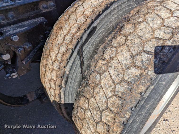 image for item LP9152 2016 Peterbilt 579 semi truck