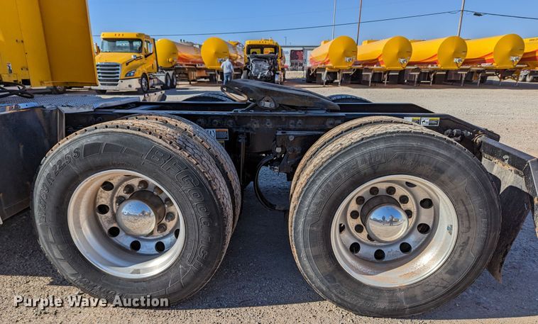 image for item LP9152 2016 Peterbilt 579 semi truck