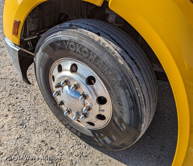 image for item LP9152 2016 Peterbilt 579 semi truck