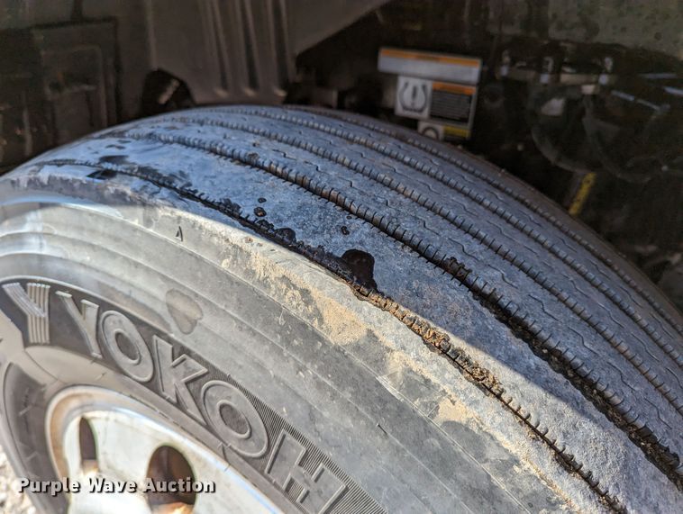 image for item LP9152 2016 Peterbilt 579 semi truck