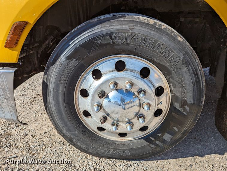 image for item LP9152 2016 Peterbilt 579 semi truck