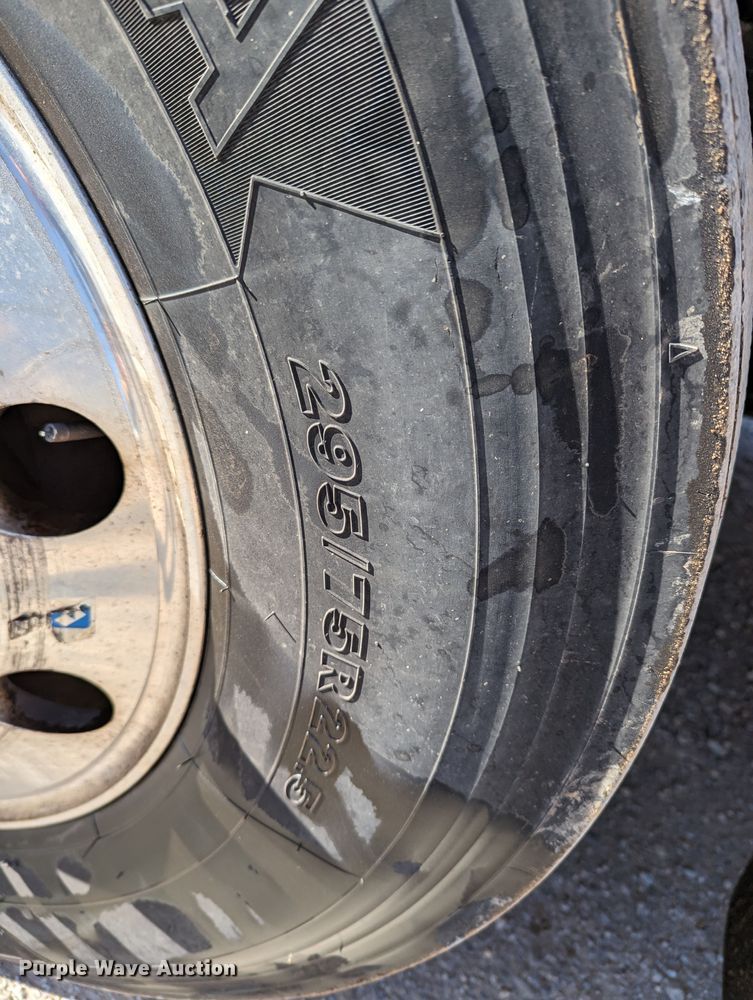 image for item LP9152 2016 Peterbilt 579 semi truck