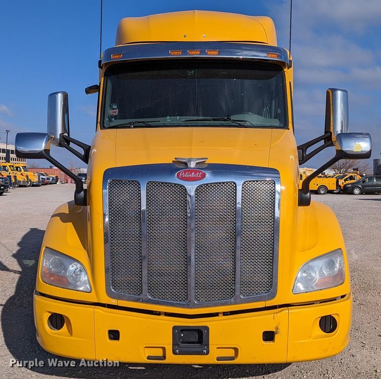 image for item LP9153 2018 Peterbilt 579  semi truck