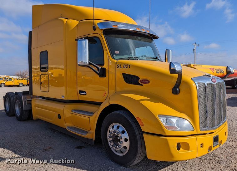 image for item LP9153 2018 Peterbilt 579  semi truck