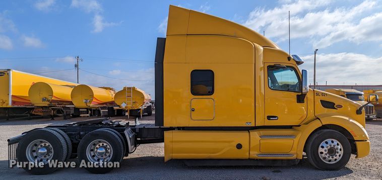 image for item LP9153 2018 Peterbilt 579  semi truck