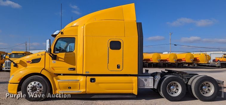 image for item LP9153 2018 Peterbilt 579  semi truck