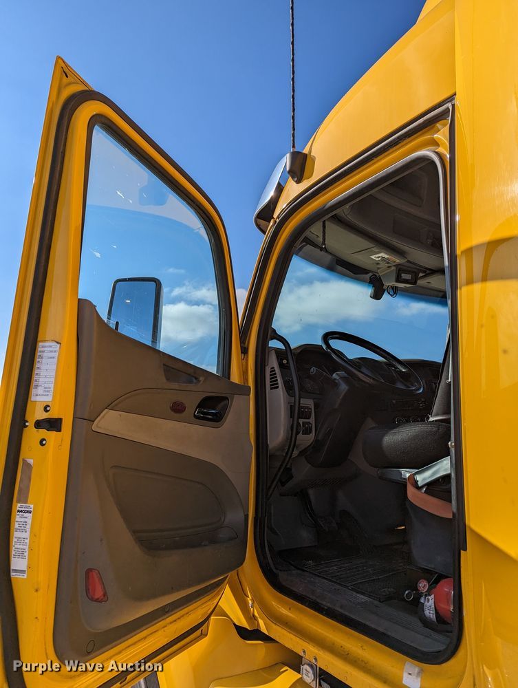 image for item LP9153 2018 Peterbilt 579  semi truck