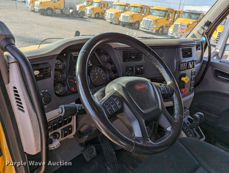 image for item LP9153 2018 Peterbilt 579  semi truck