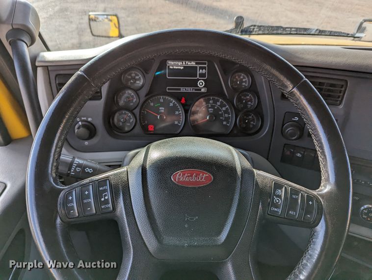 image for item LP9153 2018 Peterbilt 579  semi truck