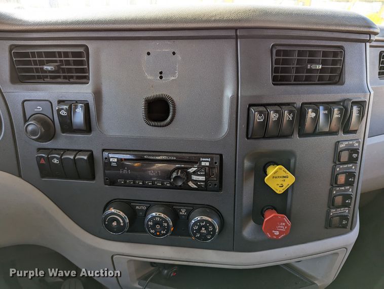 image for item LP9153 2018 Peterbilt 579  semi truck