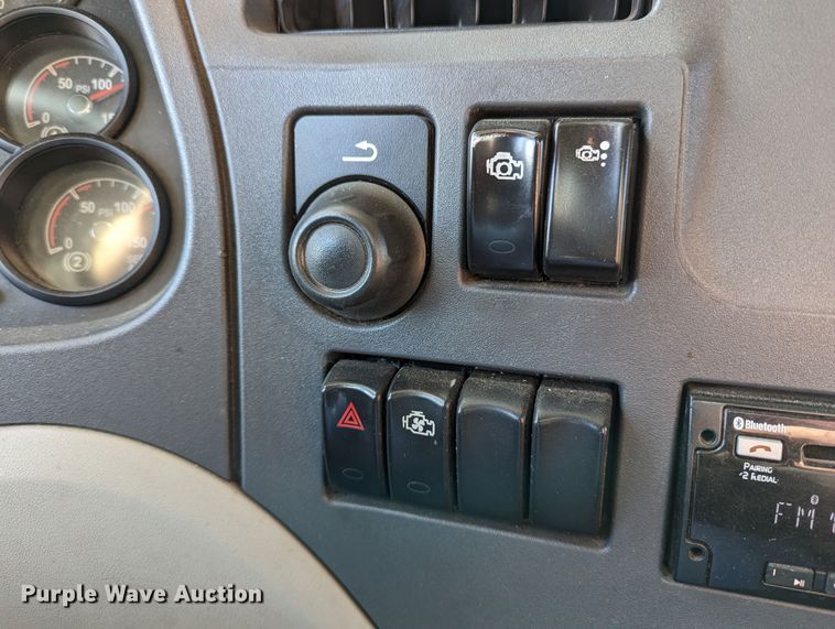 image for item LP9153 2018 Peterbilt 579  semi truck