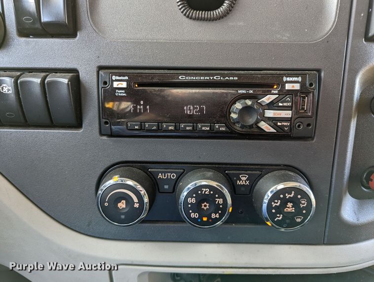 image for item LP9153 2018 Peterbilt 579  semi truck