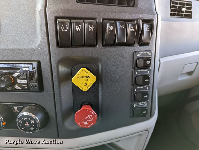 image for item LP9153 2018 Peterbilt 579  semi truck