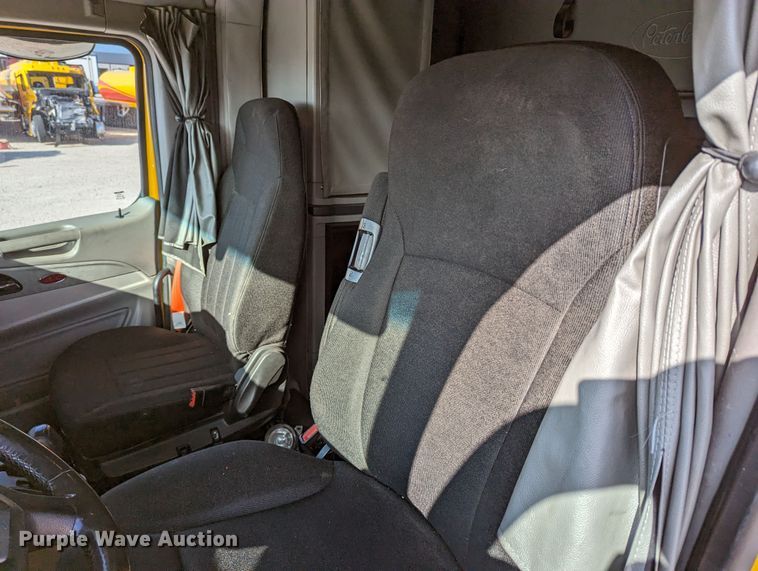 image for item LP9153 2018 Peterbilt 579  semi truck