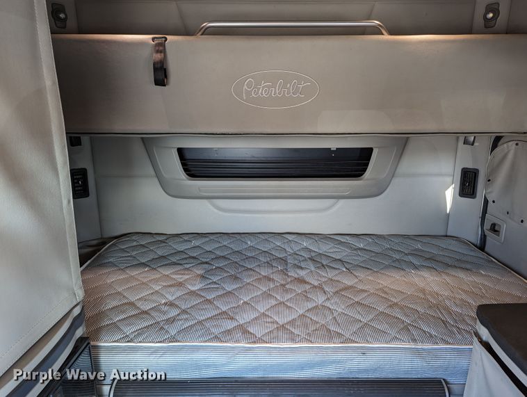 image for item LP9153 2018 Peterbilt 579  semi truck