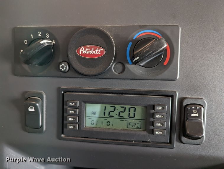 image for item LP9153 2018 Peterbilt 579  semi truck