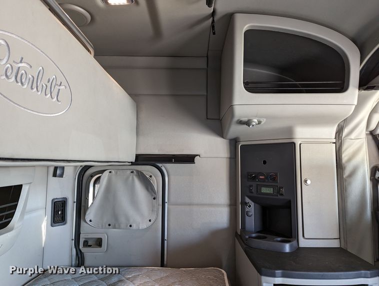 image for item LP9153 2018 Peterbilt 579  semi truck