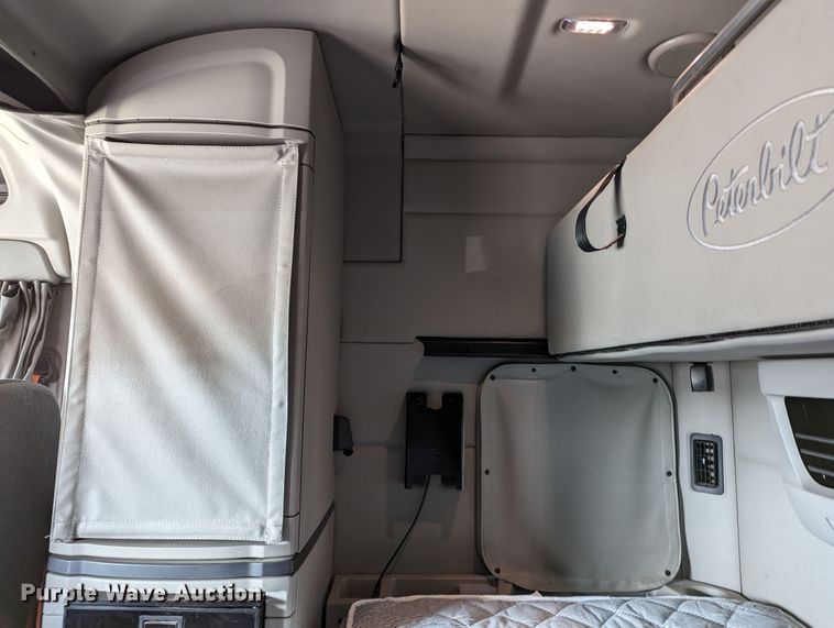 image for item LP9153 2018 Peterbilt 579  semi truck