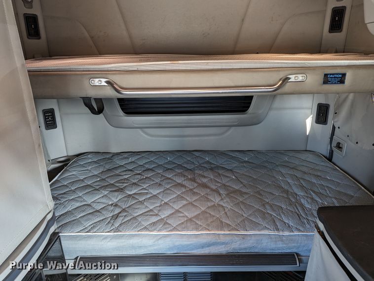 image for item LP9153 2018 Peterbilt 579  semi truck