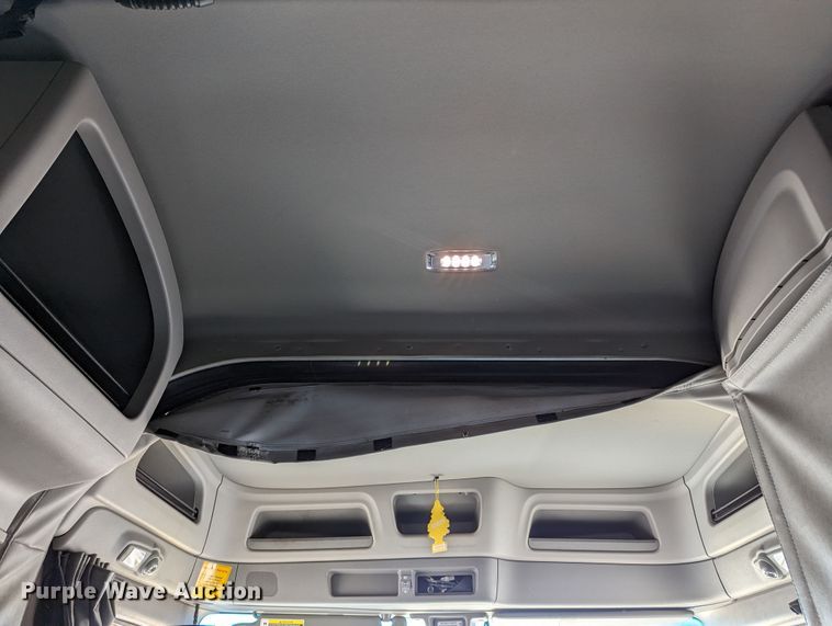 image for item LP9153 2018 Peterbilt 579  semi truck