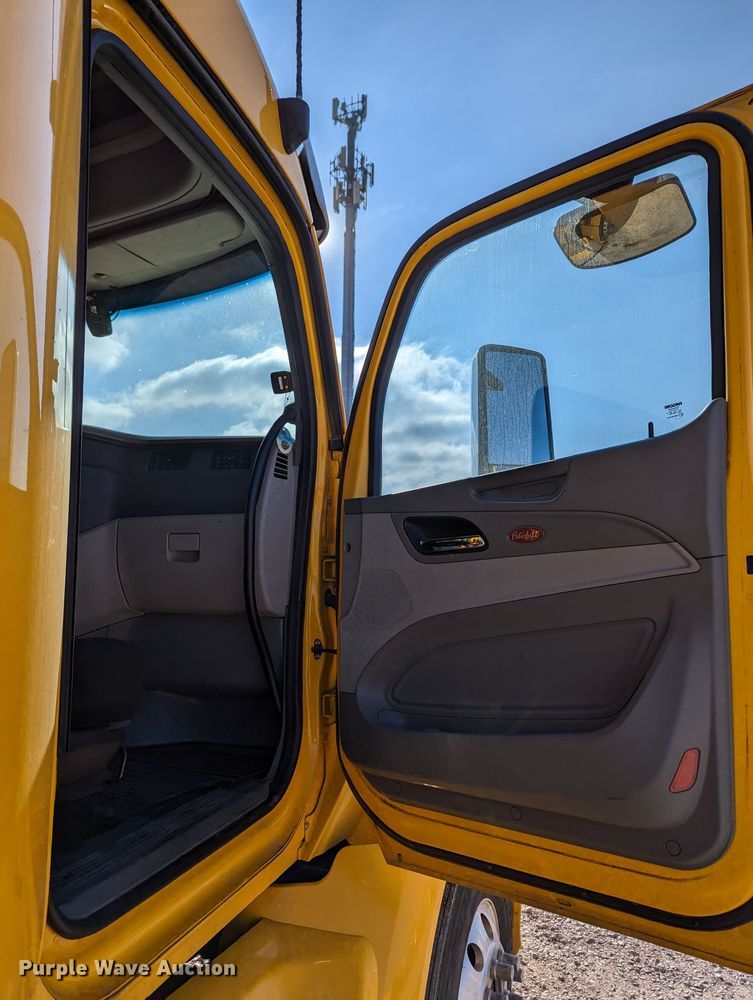 image for item LP9153 2018 Peterbilt 579  semi truck
