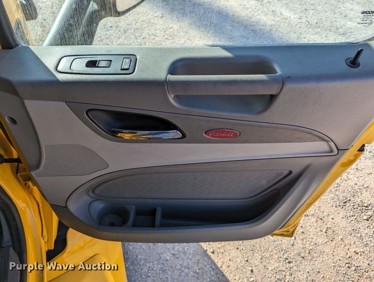 image for item LP9153 2018 Peterbilt 579  semi truck