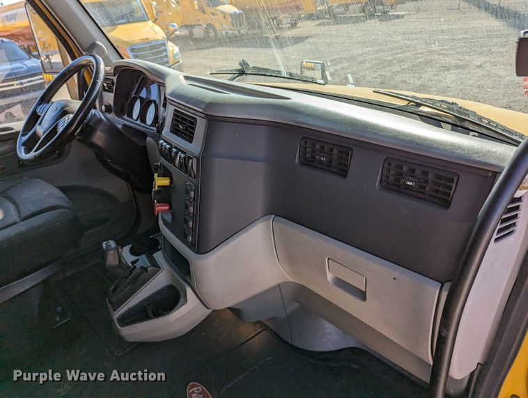 image for item LP9153 2018 Peterbilt 579  semi truck